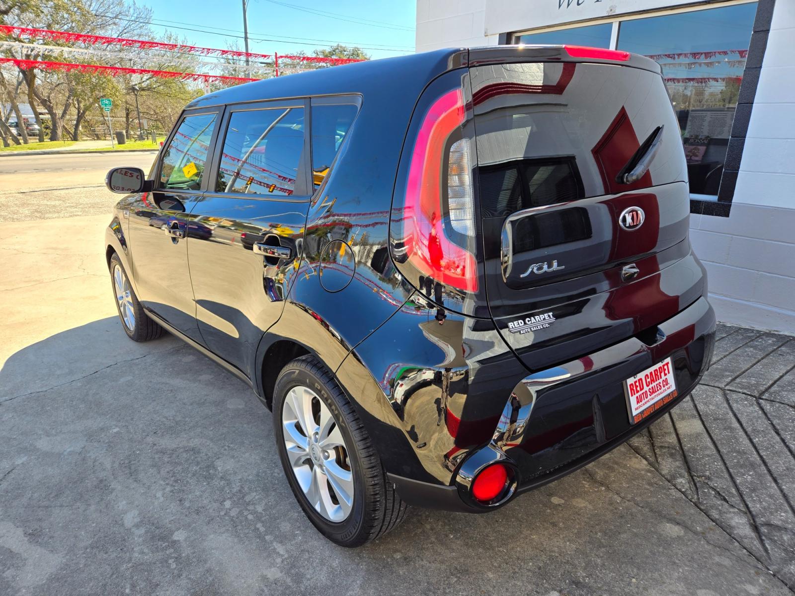 2016 BLACK /BLACK Kia Soul ! (KNDJX3A59G7) with an 2.0L L4 DOHC 16V engine, 6A transmission, located at 503 West Court, Seguin, TX, 78155, (830) 379-3373, 29.568621, -97.969803 - 2016 Kia Soul ! with a 2.0L L4 DOHC 16V, Automatic, Tilt, Cruise, AM/FM/AUX Stereo, Power Windows, Locks, Seat and Side Mirrors, Bluetooth, Leather Seating, Tinted Windows, Alloy Wheels, Rear Wiper, Rear Defroster and more!! - Photo #3
